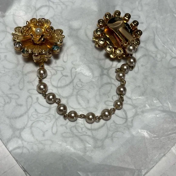 Elegant Gold Color Floral Pearl Chain Brooch
Clip for sweater, shawl or cape - Picture 4 of 9